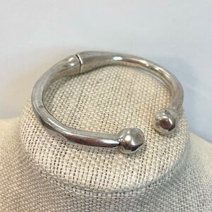 UNO de 50 Oval Hinged Cuff Bracelet